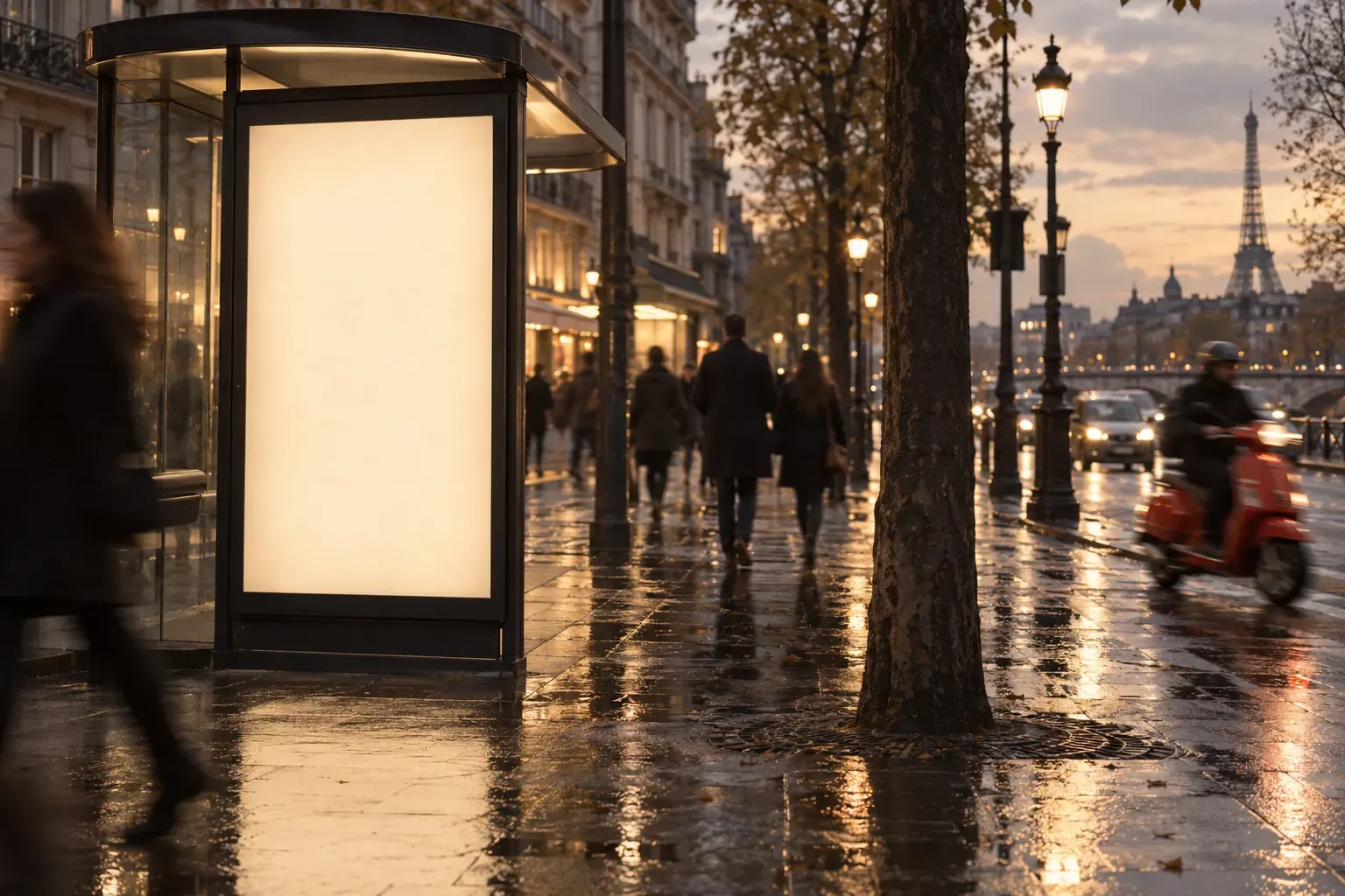 Abribus à panneau publicitaire éclairé sur un boulevard parisien à la tombée du jour